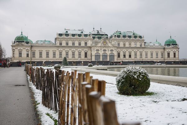 Дворцовый комплекс Бельведер в снегу. Именно в этом музее собрана крупнейшая в мире коллекция работ Густава Климта - Sputnik Латвия