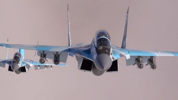 Испытания новейших истребителей МиГ-35 - видео - Sputnik Латвия