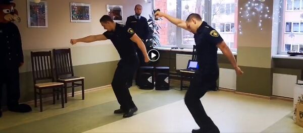 Полицейские станцевали в центре социального ухода в Кекаве - Sputnik Латвия