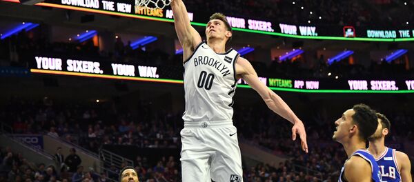 Латвийский форвард Бруклин Нетс Родион Куруц в матче чемпионата НБА против Филадельфии Латвийский форвард Бруклин Нетс Родион Куруц в матче чемпионата НБА против Филадельфии - Sputnik Латвия