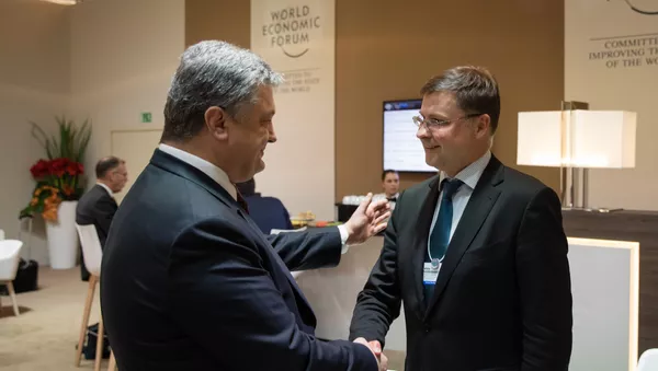 Президент Украины Петр Порошенко (слева) и вице-президент Европейской Комиссии по вопросам евро и социального диалога Валдис Домбровскис