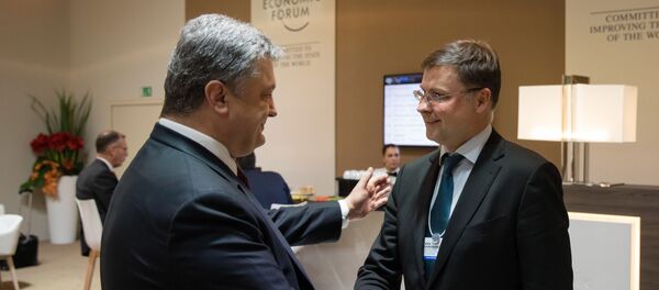 Президент Украины Петр Порошенко (слева) и вице-президент Европейской Комиссии по вопросам евро и социального диалога Валдис Домбровскис Президент Украины Петр Порошенко (слева) и вице-президент Европейской Комиссии по вопросам евро и социального диалога Валдис Домбровскис - Sputnik Latvija