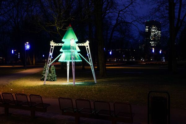 Путь рождественских елок: как современное искусство разрушает стереотипы Путь рождественских елок: как современное искусство разрушает стереотипы - Sputnik Латвия