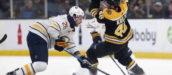 Форвард Баффало Земгус Гиргенсонс (слева) и нападающий Бостона Давид Крейчи в матче регулярного чемпионата НХЛ - Sputnik Латвия