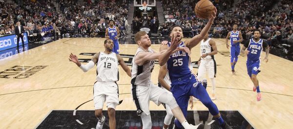 Баскетболист Давис Бертанс (в центре) в матче чемпионата НБА против Филадельфии Баскетболист Давис Бертанс (в центре) в матче чемпионата НБА против Филадельфии - Sputnik Латвия