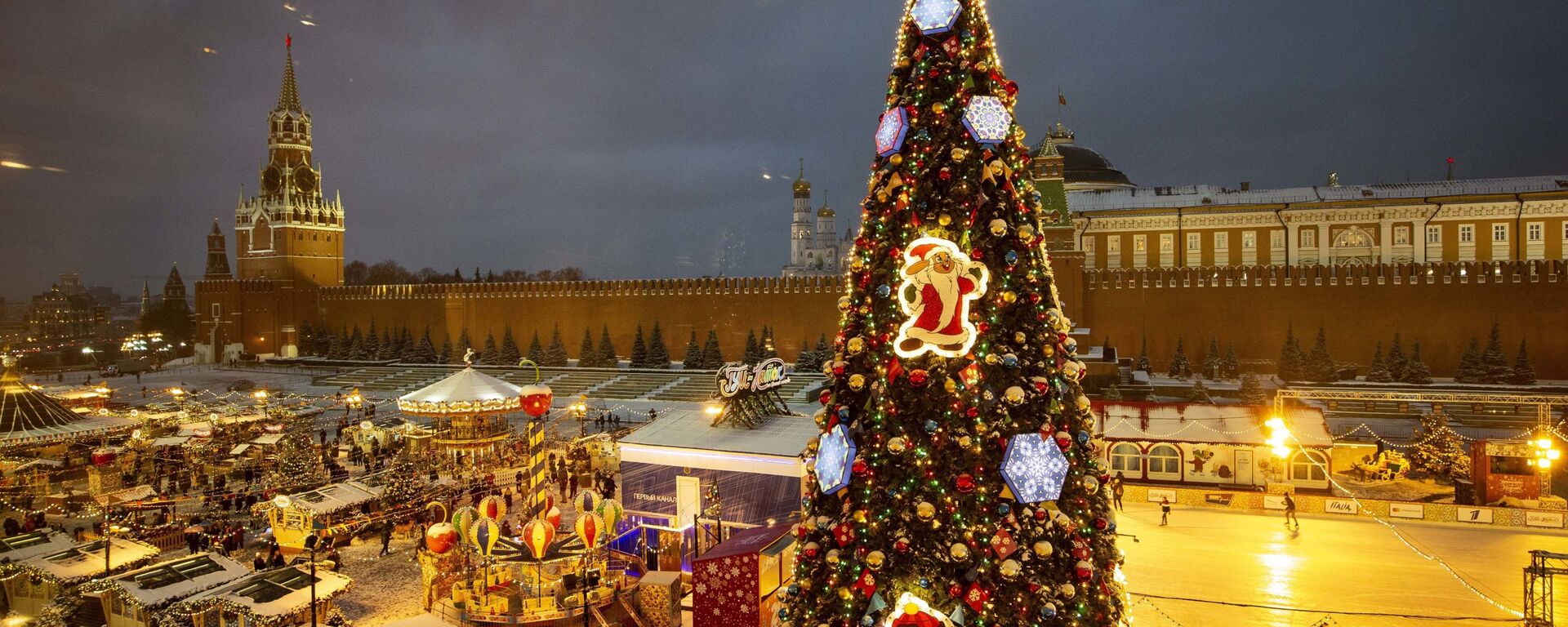 Рождественская ель на Красной площади в Москве  - Sputnik Латвия, 1920, 30.12.2025