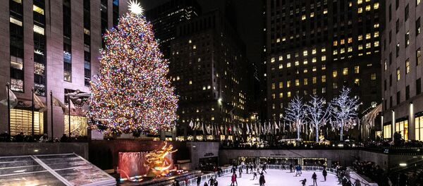 Рождественская ель в Рокфеллеровском центре в Нью-Йорке Рождественская ель в Рокфеллеровском центре в Нью-Йорке - Sputnik Latvija