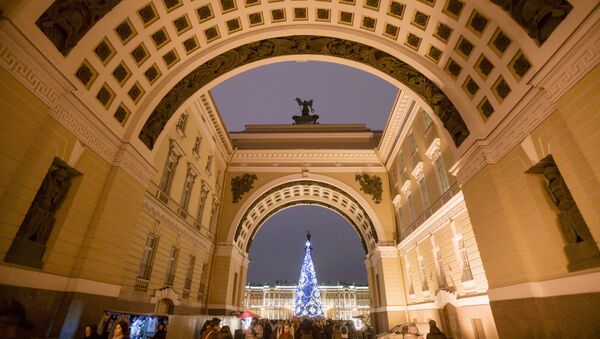 Главная новогодняя елка на Дворцовой площади в Санкт-Петербурге - Sputnik Латвия