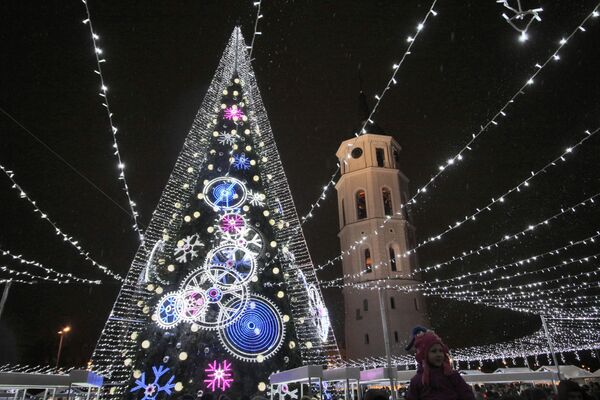 Рождественская ель в Вильнюсе  - Sputnik Latvija