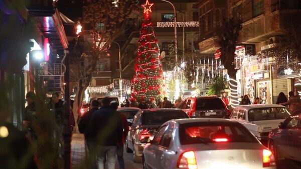 Дамаск украсили праздничными гирляндами и новогодними елками - Sputnik Латвия