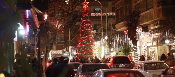 Дамаск украсили праздничными гирляндами и новогодними елками - Sputnik Латвия
