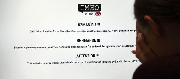 Сайт IMHOclub.lv на мониторе компьютера - Sputnik Латвия