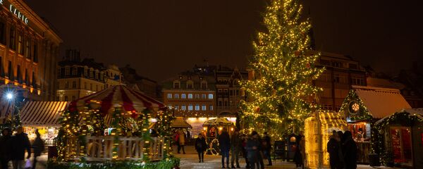Рождественская елка на Домской площади в Риге Рождественская елка на Домской площади в Риге - Sputnik Latvija