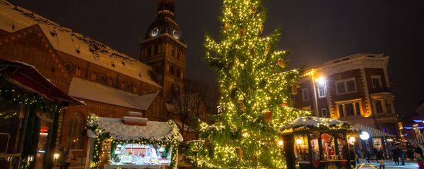 Рождественская елка на Домской площади в Риге Рождественская елка на Домской площади в Риге - Sputnik Latvija