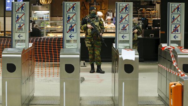 Бельгийский солдат на станции метро в Брюсселе. Архивное фото - Sputnik Latvija