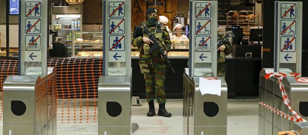 Бельгийский солдат на станции метро в Брюсселе. Архивное фото Бельгийский солдат на станции метро в Брюсселе. Архивное фото - Sputnik Latvija