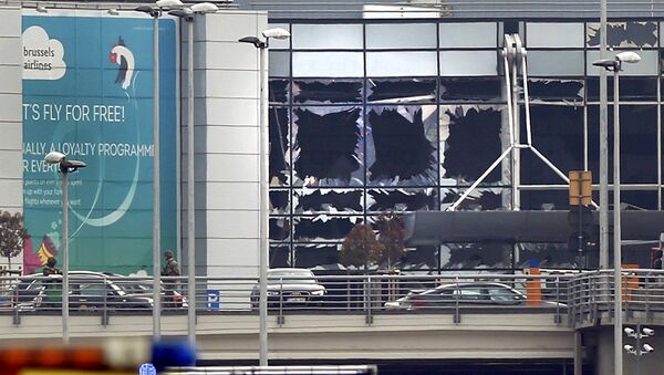 Разбитые окна в аэропорту в Брюсселе после взрывов - Sputnik Латвия