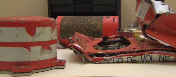 Специалисты МАК в лаборатории разбирали детали черных ящиков Boeing 737-800 - Sputnik Латвия