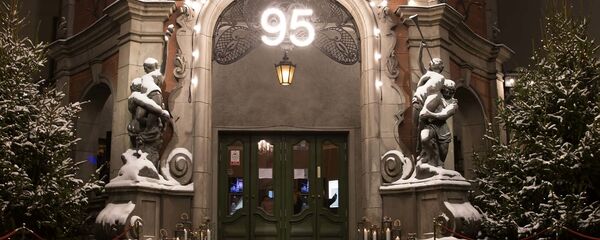 Вход к кинотеатру указывала дорожка в виде гигантской кинопленки - Sputnik Латвия