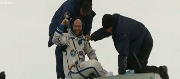 Первые минуты после приземления экипажа Союз МС-09 - видео - Sputnik Latvija