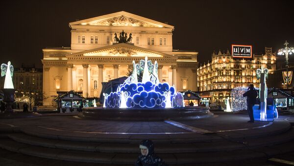 Новогодние инсталляции на Театральной площади в Москве - Sputnik Латвия