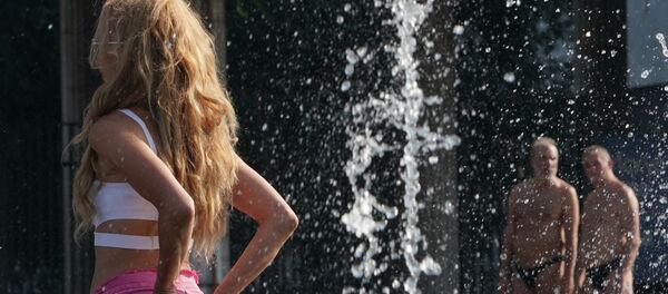 Девушка у фонтана - Sputnik Латвия