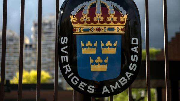 Герб Королевства Швеция в посольстве Швеции в РФ в Москве. - Sputnik Латвия