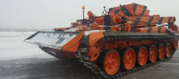 Работа бронированного эвакуатора на базе танка Т-72 в аэропорту Домодедово - Sputnik Латвия