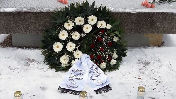 Возложение венков к монументу павшим бойцам Красной Армии в Добеле - Sputnik Латвия