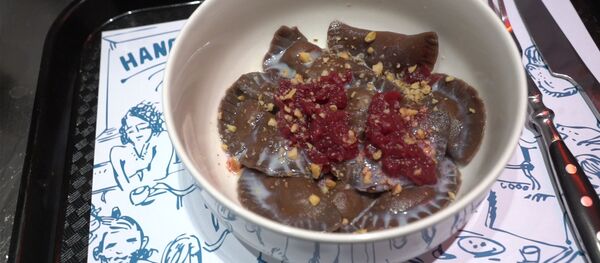 Шоколадные вареники с вишней Шоколадные вареники с вишней - Sputnik Латвия