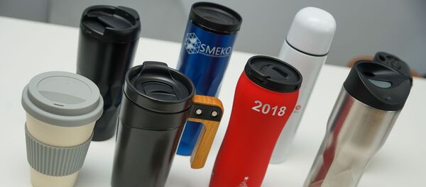 Термокружки и термосы одни из свмых популярных корпоративных подарков - Sputnik Латвия