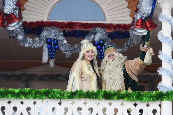 Татарский Дед Мороз Кыш Бабай со своей дочерью Кар Кызы  - Sputnik Латвия
