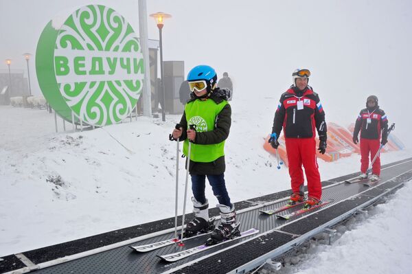 Спортсмены поднимаются на движущей дорожке после спуска на лыжах на горнолыжном курорте Ведучи в Итум-Калинском районе Чеченской Республики - Sputnik Латвия