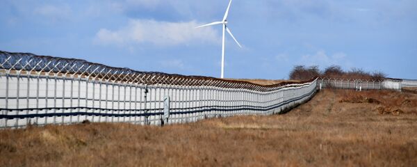 Заграждение в Крыму на границе с Украиной  - Sputnik Latvija