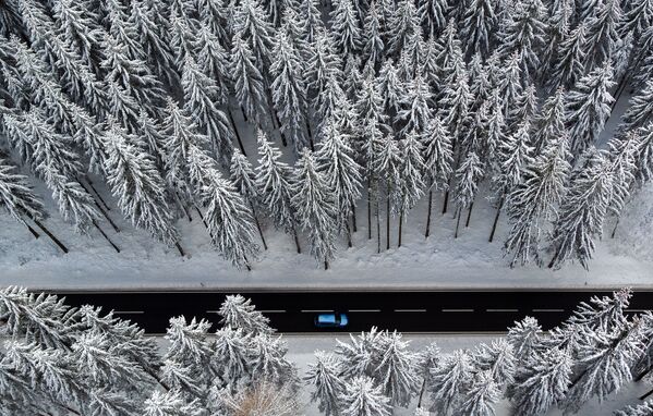 Аэросъемка дороги в зимнем лесу Рудных гор на востоке Германии  - Sputnik Латвия