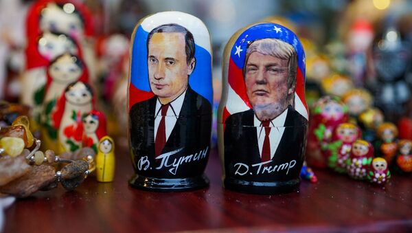 Матрешки в виде Владимира Путина и Дональда Трампа в сувенирном магазине в Риге - Sputnik Латвия