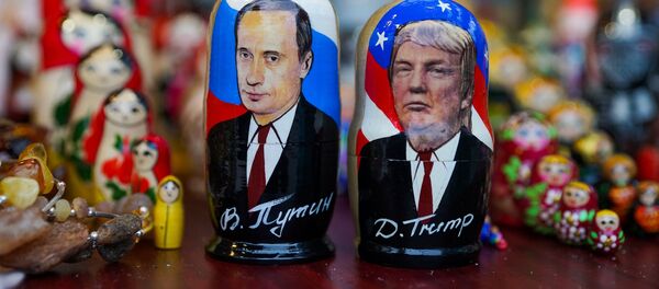 Матрешки в виде Владимира Путина и Дональда Трампа в сувенирном магазине в Риге Матрешки в виде Владимира Путина и Дональда Трампа в сувенирном магазине в Риге - Sputnik Latvija