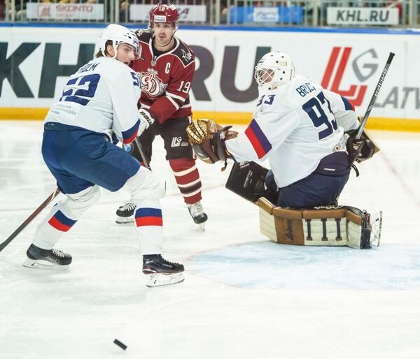Рижское Динамо отыграло две шайбы за четыре минуты, но победу увезло Торпедо - Sputnik Латвия