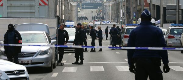 Полицейское оцепление возле станции метро Мальбек Полицейское оцепление возле станции метро Мальбек - Sputnik Latvija