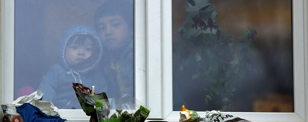 Дети-беженцы смотрят из окна Дети-беженцы смотрят из окна - Sputnik Latvija