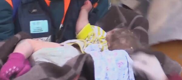 В Магнитогорске из-под завалов спасли 11-месячного малыша - Sputnik Латвия