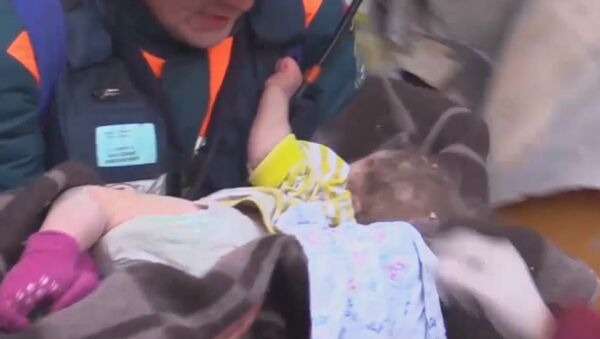 В Магнитогорске из-под завалов спасли 11-месячного малыша - Sputnik Латвия