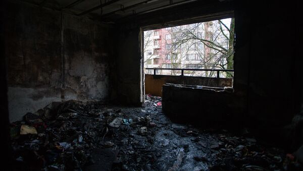 Последствия пожара в новогоднюю ночь в рижском микрорайоне Плявниеки - Sputnik Латвия