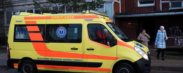 Машина скорой помощи рядом с пострадавшим от пожара домом в рижском микрорайоне Плявниеки - Sputnik Латвия