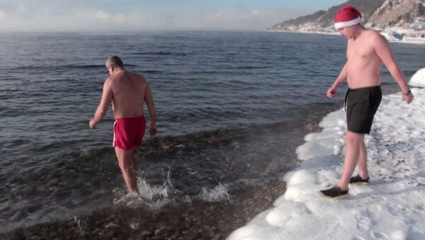 Любители зимнего купания искупались в Байкале и загорали на снегу - Sputnik Латвия