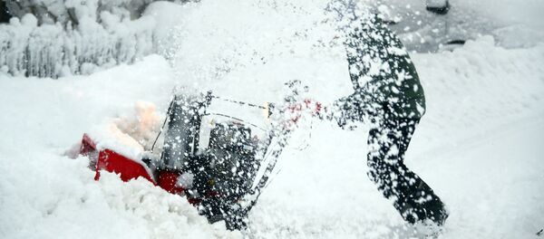 Мужчина во время уборки снега в Германии  - Sputnik Латвия