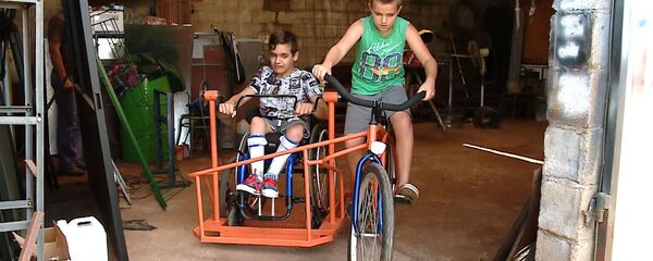 Кузнец из Аргентины смастерил велосипед с инвалидной коляской - Sputnik Латвия