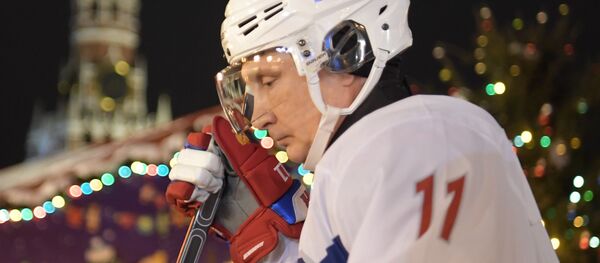 Президент России Владимир Путин перед началом товарищеского матча Ночной хоккейной лиги, который пройдет на катке на Красной площади - Sputnik Латвия