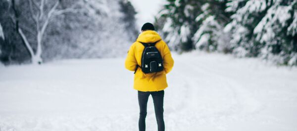 Молодой человек в лесу - Sputnik Латвия