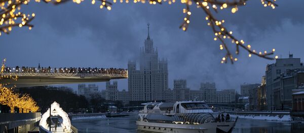 Парящий мост в парке Зарядье и туристический теплоход на Москве-реке - Sputnik Latvija